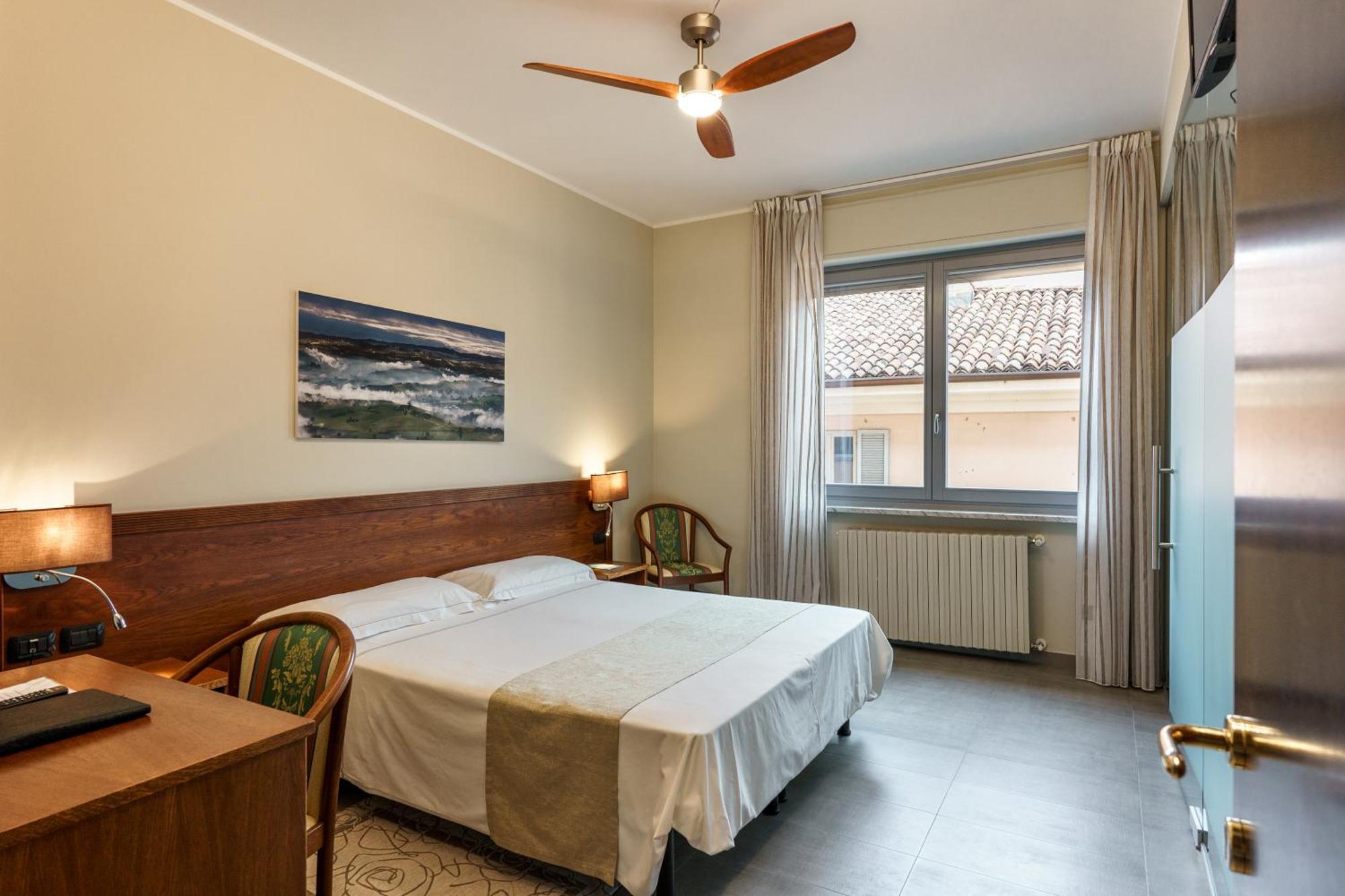 Hotel Il Grappolo D'Oro Монфорте-д'Альба Экстерьер фото