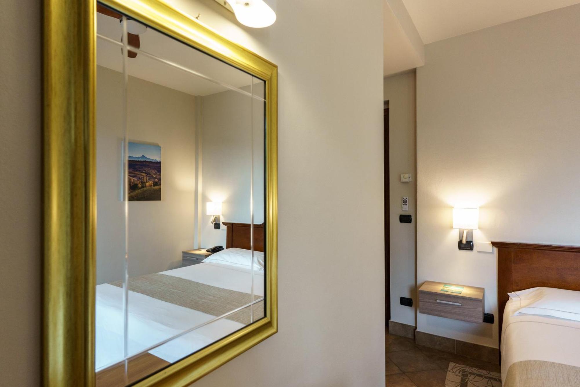 Hotel Il Grappolo D'Oro Монфорте-д'Альба Экстерьер фото